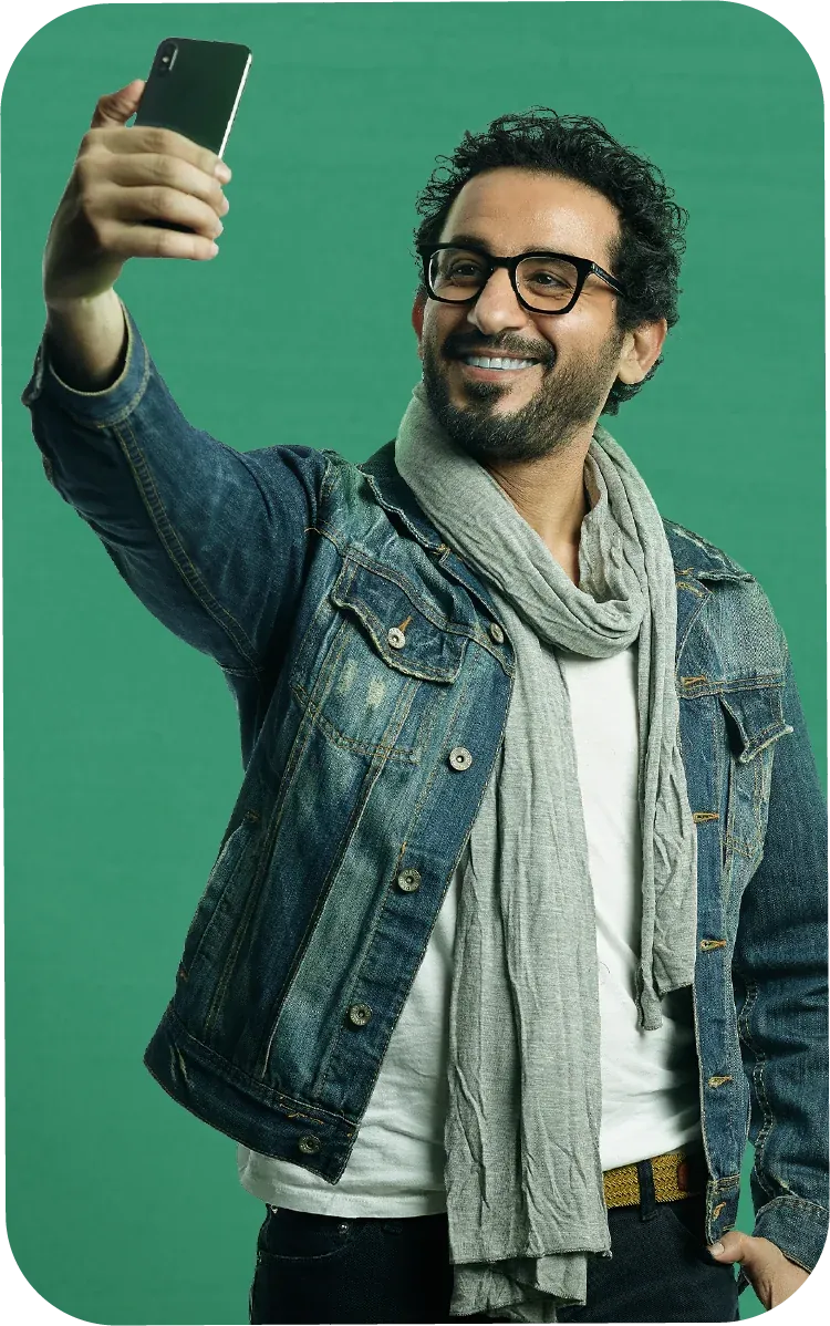 Etisalat Hekaya portrait artwork of a smiling man taking a selfie against green